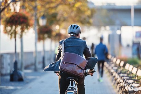 Fahrradfahren_zur_Arbeit_251518259 © Halfpoint_stock.adobe.com