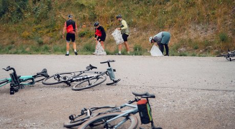 Das Foto zeigt Menschen beim Müllsammlen