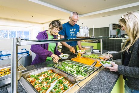 Jubi-Essenshausgabe Menschen holen sich Essen