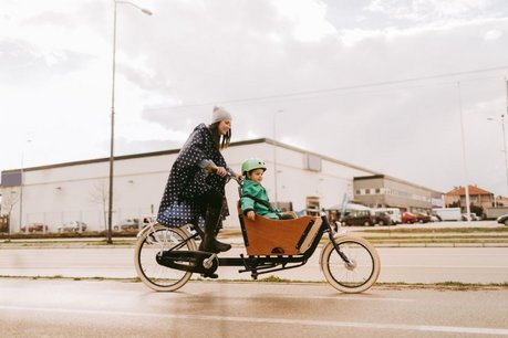Cargo_bike_ride_on_the_rain_©canva_gettysignature